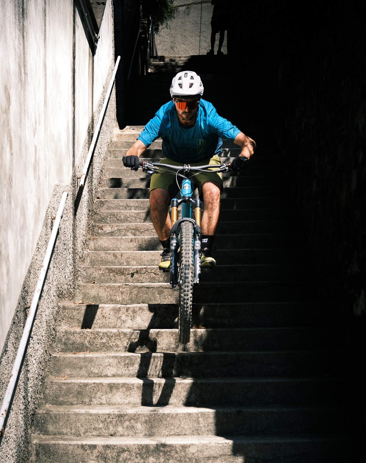 Non ho mai preso sul serio il cemento.
Io vengo dal fango, dalle radici del sottobosco e dai sentieri storti.
Oggi ho capito che anche il cemento può diventare un degno playground.
.
.
.
#urbandowntown 
#urbanmtb