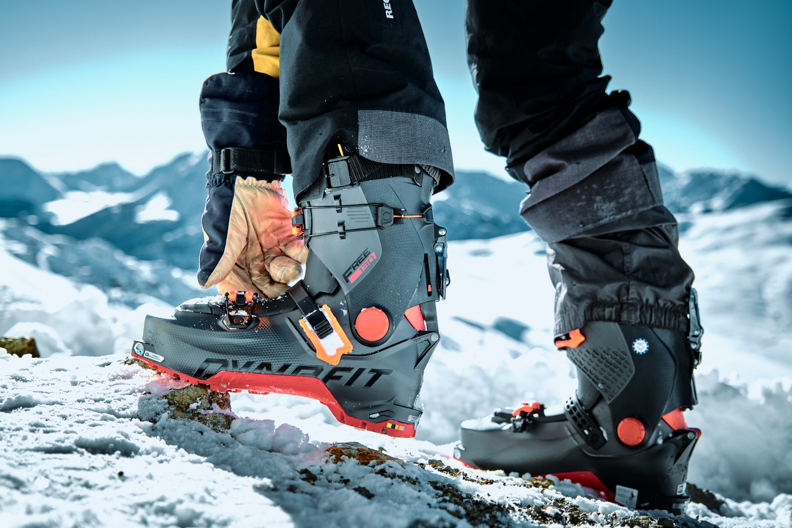 Fotografia di scialpinismo a Crevacol con attrezzatura Dynafit Hoji Free e Vision Line Skis – realizzata da Isabella Sigaudo, fotografa outdoor in Piemonte.