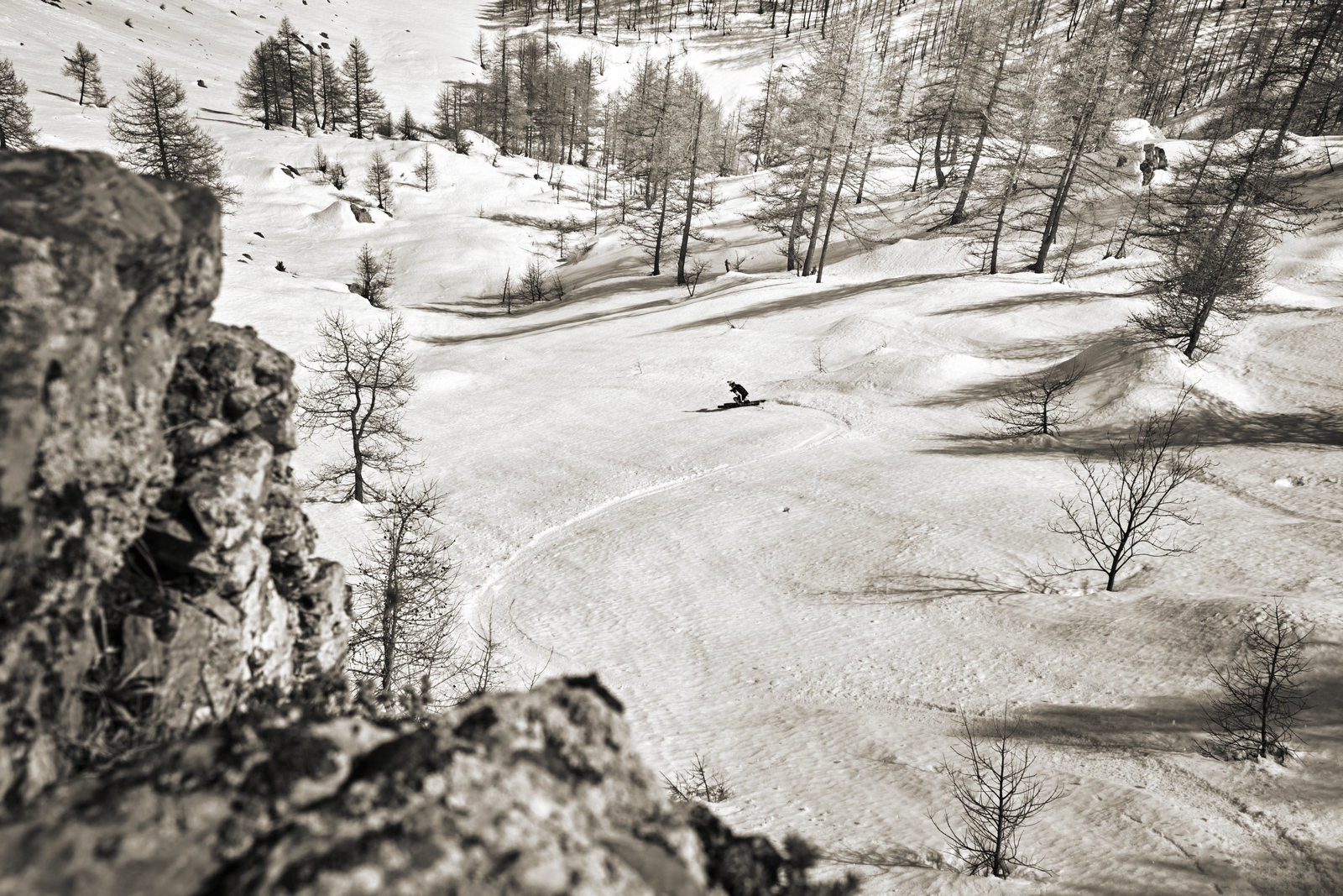 Storytelling fotografico con simulazione pellicola Fujifilm Neopan, ritraendo uno sciatore in Alta Valle Tanaro – fotografia di Isabella Sigaudo, fotografa outdoor in Piemonte.